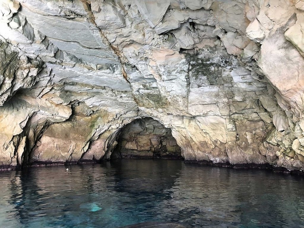 ruta en barco por las cuevas las negras