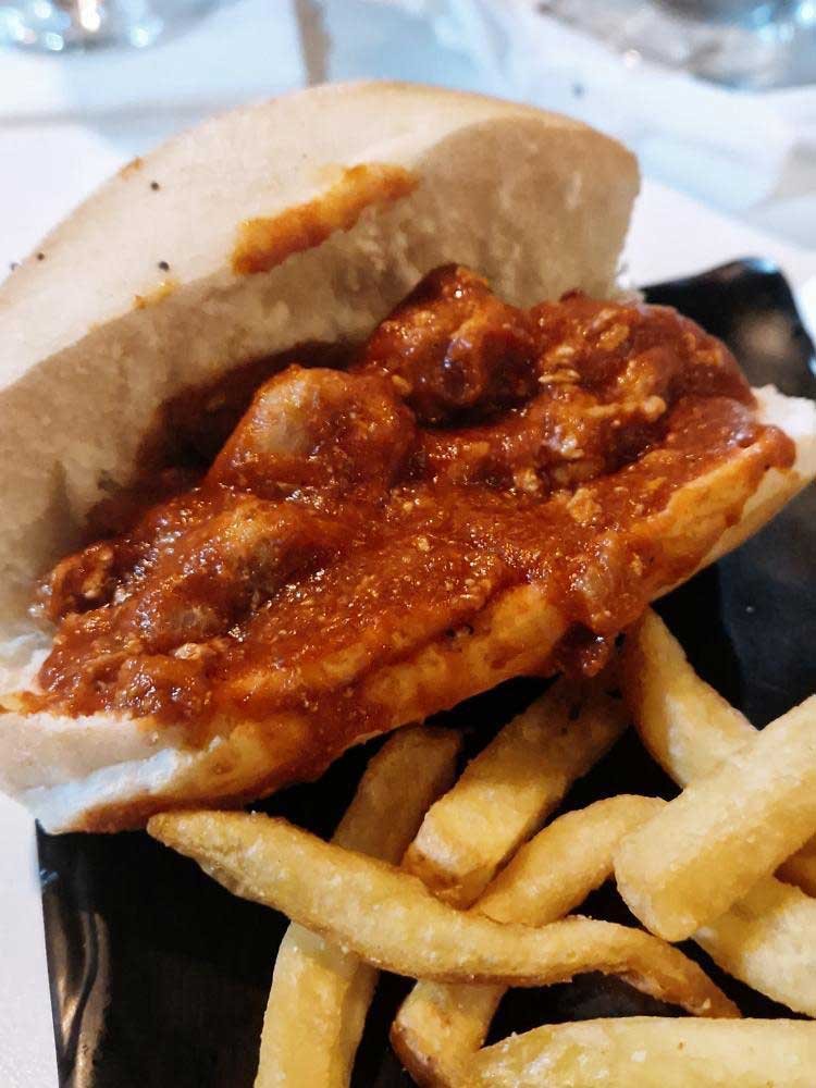 Una carne con tomate en La Plazuela