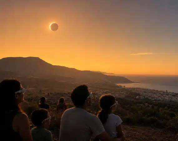 Eclipse solar parcial visto desde Almería al atardecer